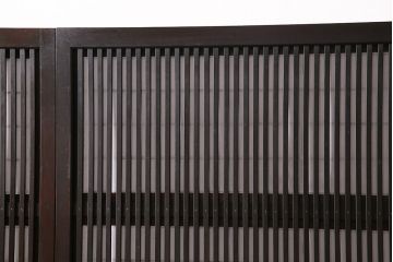 大正期の格子戸4枚をリペア&カスタム!設置場所に合わせてリサイズ。引き手を取り付け。裏障子の張り替え。現状に近しい色味に着色し仕上げ。(引き戸、建具)