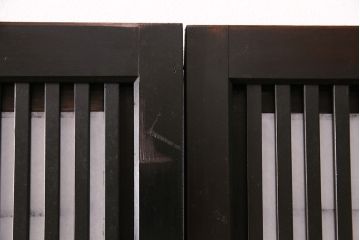 大正期の格子戸4枚をリペア&カスタム!設置場所に合わせてリサイズ。引き手を取り付け。裏障子の張り替え。現状に近しい色味に着色し仕上げ。(引き戸、建具)