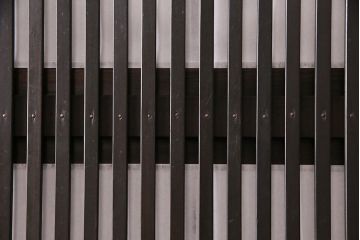大正期の格子戸4枚をリペア&カスタム!設置場所に合わせてリサイズ。引き手を取り付け。裏障子の張り替え。現状に近しい色味に着色し仕上げ。(引き戸、建具)