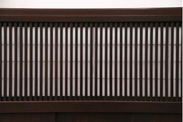 大正期の格子戸4枚をリペア&カスタム!設置場所に合わせてリサイズ。引き手を取り付け。裏障子の張り替え。現状に近しい色味に着色し仕上げ。(引き戸、建具)