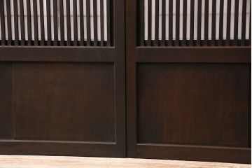 大正期の格子戸4枚をリペア&カスタム!設置場所に合わせてリサイズ。引き手を取り付け。裏障子の張り替え。現状に近しい色味に着色し仕上げ。(引き戸、建具)
