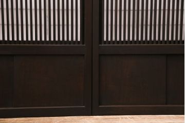 大正期の格子戸4枚をリペア&カスタム!設置場所に合わせてリサイズ。引き手を取り付け。裏障子の張り替え。現状に近しい色味に着色し仕上げ。(引き戸、建具)