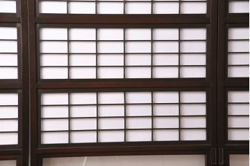 大正期の格子戸4枚をリペア&カスタム!設置場所に合わせてリサイズ。引き手を取り付け。裏障子の張り替え。現状に近しい色味に着色し仕上げ。(引き戸、建具)