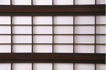 大正期の格子戸4枚をリペア&カスタム!設置場所に合わせてリサイズ。引き手を取り付け。裏障子の張り替え。現状に近しい色味に着色し仕上げ。(引き戸、建具)