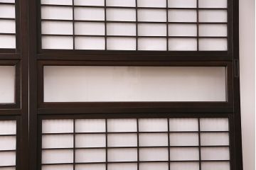 大正期の格子戸4枚をリペア&カスタム!設置場所に合わせてリサイズ。引き手を取り付け。裏障子の張り替え。現状に近しい色味に着色し仕上げ。(引き戸、建具)