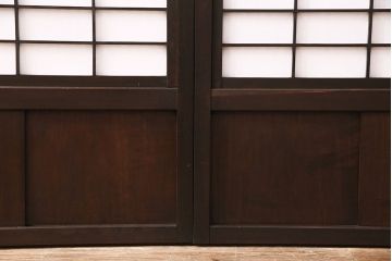 大正期の格子戸4枚をリペア&カスタム!設置場所に合わせてリサイズ。引き手を取り付け。裏障子の張り替え。現状に近しい色味に着色し仕上げ。(引き戸、建具)