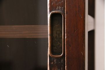 戸棚をリペア&カスタム!可動部の調整や傷の補修を行い、建具はゆらゆらガラスへ入れ替え。(収納棚、キャビネット、食器棚)