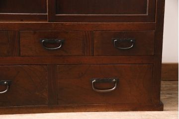 戸棚をリペア&カスタム!可動部の調整や傷の補修を行い、建具はゆらゆらガラスへ入れ替え。(収納棚、キャビネット、食器棚)