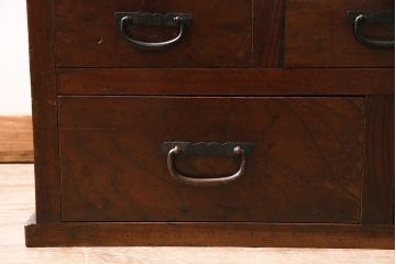 戸棚をリペア&カスタム!可動部の調整や傷の補修を行い、建具はゆらゆらガラスへ入れ替え。(収納棚、キャビネット、食器棚)