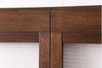 昭和中期のガラス戸2枚をリペア&カスタム!設置場所に合わせてリサイズ。強化ガラス、クリアガラス、モールガラスを組み入れ。1トーン落ち着いた色味に着色し仕上げ。(引き戸、建具)