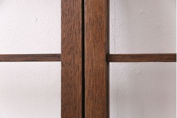 昭和中期のガラス戸2枚をリペア&カスタム!設置場所に合わせてリサイズ。強化ガラス、クリアガラス、モールガラスを組み入れ。1トーン落ち着いた色味に着色し仕上げ。(引き戸、建具)