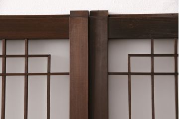昭和中期の組子ガラス戸4枚をリペア&カスタム!ガラスをすりガラスへ差し替え。戸車を取り付け。濃い茶色で着色し仕上げ。(引き戸、建具)