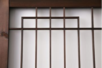 昭和中期の組子ガラス戸4枚をリペア&カスタム!ガラスをすりガラスへ差し替え。戸車を取り付け。濃い茶色で着色し仕上げ。(引き戸、建具)
