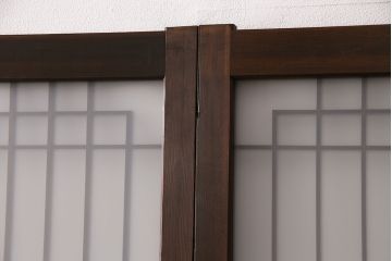 昭和中期の組子ガラス戸4枚をリペア&カスタム!ガラスをすりガラスへ差し替え。戸車を取り付け。濃い茶色で着色し仕上げ。(引き戸、建具)