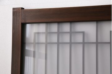 昭和中期の組子ガラス戸4枚をリペア&カスタム!ガラスをすりガラスへ差し替え。戸車を取り付け。濃い茶色で着色し仕上げ。(引き戸、建具)