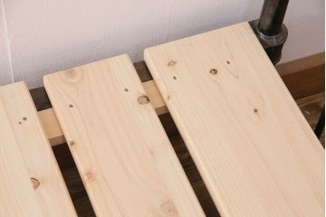 フランスアンティークのアイアンベッドフレームをリペア&カスタム!緩みやガタツキの調整。ヒノキ無垢材のスノコを新たに製作。(シングル)
