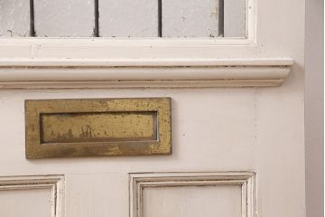 イギリスアンティークの木製ドアをリペア&カスタム!設置場所に合わせてリサイズ。金具の修理。アンティークホワイトのエイジング塗装で仕上げ。(玄関戸、建具)