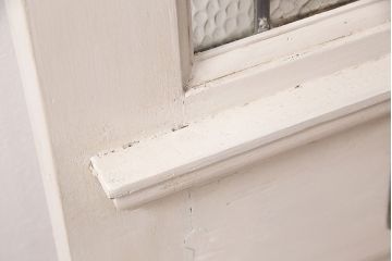 イギリスアンティークの木製ドアをリペア&カスタム!設置場所に合わせてリサイズ。金具の修理。アンティークホワイトのエイジング塗装で仕上げ。(玄関戸、建具)