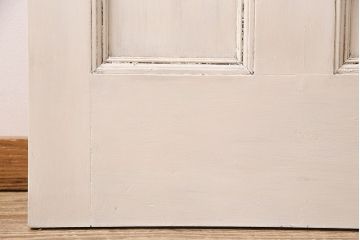 イギリスアンティークの木製ドアをリペア&カスタム!設置場所に合わせてリサイズ。金具の修理。アンティークホワイトのエイジング塗装で仕上げ。(玄関戸、建具)