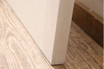 イギリスアンティークの木製ドアをリペア&カスタム!設置場所に合わせてリサイズ。金具の修理。アンティークホワイトのエイジング塗装で仕上げ。(玄関戸、建具)