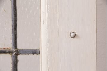 イギリスアンティークの木製ドアをリペア&カスタム!設置場所に合わせてリサイズ。金具の修理。アンティークホワイトのエイジング塗装で仕上げ。(玄関戸、建具)