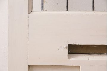 イギリスアンティークの木製ドアをリペア&カスタム!設置場所に合わせてリサイズ。金具の修理。アンティークホワイトのエイジング塗装で仕上げ。(玄関戸、建具)
