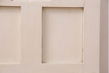 イギリスアンティークの木製ドアをリペア&カスタム!設置場所に合わせてリサイズ。金具の修理。アンティークホワイトのエイジング塗装で仕上げ。(玄関戸、建具)
