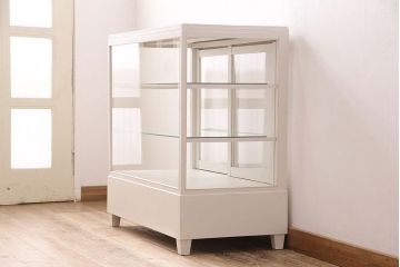 昭和中期のガラスケースをリペア&カスタム!棚板をガラス製へ変更。アンティークホワイトでペイント仕上げ。(ショーケース、陳列棚)