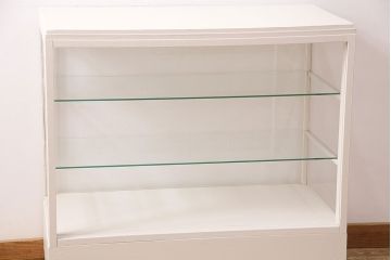 昭和中期のガラスケースをリペア&カスタム!棚板をガラス製へ変更。アンティークホワイトでペイント仕上げ。(ショーケース、陳列棚)