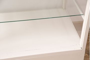 昭和中期のガラスケースをリペア&カスタム!棚板をガラス製へ変更。アンティークホワイトでペイント仕上げ。(ショーケース、陳列棚)