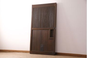 昭和初期の蔵戸をリペア&カスタム!設置場所に合わせてリサイズ。格子部分にすりガラスを組み入れ。鍵、引き手を取り付け。濃い茶色で着色し、外部用塗装で仕上げ。