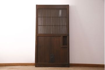 昭和初期の蔵戸をリペア&カスタム!設置場所に合わせてリサイズ。格子部分にすりガラスを組み入れ。鍵、引き手を取り付け。濃い茶色で着色し、外部用塗装で仕上げ。
