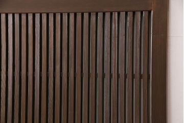 昭和初期の蔵戸をリペア&カスタム!設置場所に合わせてリサイズ。格子部分にすりガラスを組み入れ。鍵、引き手を取り付け。濃い茶色で着色し、外部用塗装で仕上げ。