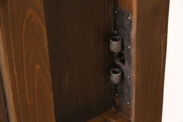 昭和初期の蔵戸をリペア&カスタム!設置場所に合わせてリサイズ。格子部分にすりガラスを組み入れ。鍵、引き手を取り付け。濃い茶色で着色し、外部用塗装で仕上げ。