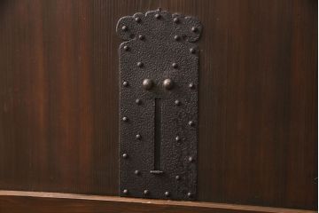 昭和初期の蔵戸をリペア&カスタム!設置場所に合わせてリサイズ。格子部分にすりガラスを組み入れ。鍵、引き手を取り付け。濃い茶色で着色し、外部用塗装で仕上げ。