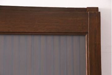昭和初期の蔵戸をリペア&カスタム!設置場所に合わせてリサイズ。格子部分にすりガラスを組み入れ。鍵、引き手を取り付け。濃い茶色で着色し、外部用塗装で仕上げ。