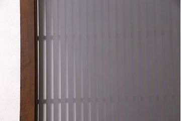 昭和初期の蔵戸をリペア&カスタム!設置場所に合わせてリサイズ。格子部分にすりガラスを組み入れ。鍵、引き手を取り付け。濃い茶色で着色し、外部用塗装で仕上げ。