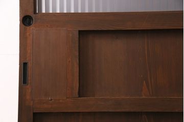 昭和初期の蔵戸をリペア&カスタム!設置場所に合わせてリサイズ。格子部分にすりガラスを組み入れ。鍵、引き手を取り付け。濃い茶色で着色し、外部用塗装で仕上げ。