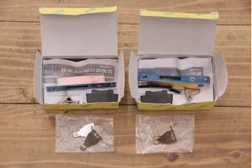 昭和初期の蔵戸をリペア&カスタム!設置場所に合わせてリサイズ。格子部分にすりガラスを組み入れ。鍵、引き手を取り付け。濃い茶色で着色し、外部用塗装で仕上げ。