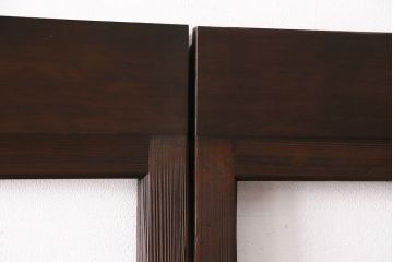 昭和初期のガラス戸2枚をリペア&カスタム!設置場所に合わせてリサイズ。ガラスはすべてクリアガラスへ入れ替え。現状に近しい色味に着色し仕上げ。(引き戸、建具)