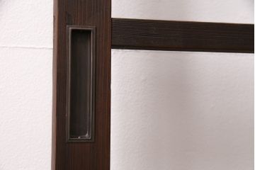 昭和初期のガラス戸2枚をリペア&カスタム!設置場所に合わせてリサイズ。ガラスはすべてクリアガラスへ入れ替え。現状に近しい色味に着色し仕上げ。(引き戸、建具)