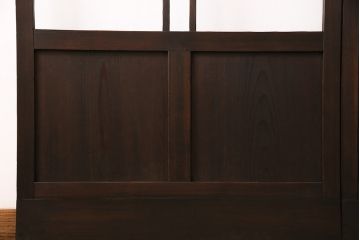 昭和初期のガラス戸2枚をリペア&カスタム!設置場所に合わせてリサイズ。ガラスはすべてクリアガラスへ入れ替え。現状に近しい色味に着色し仕上げ。(引き戸、建具)