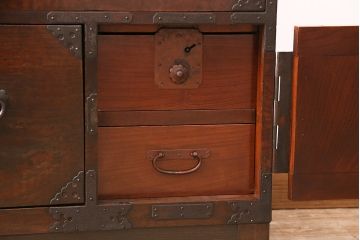 明治大正期の仙台箪笥ローボードをリペア&カスタム!天板、木製脚を取り付け。濃い茶色で着色し仕上げ。(リビングボード、時代箪笥、収納箪笥)