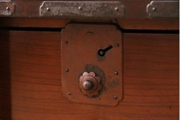 明治大正期の仙台箪笥ローボードをリペア&カスタム!天板、木製脚を取り付け。濃い茶色で着色し仕上げ。(リビングボード、時代箪笥、収納箪笥)
