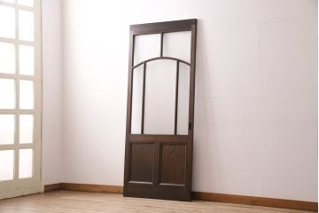 大正昭和初期のガラス戸をリペア&カスタム!設置場所に合わせてリサイズ。引き手を取り付け。ガラスの欠損箇所にダイヤガラスを組み入れ。吊り戸仕様に加工。チェスナットで着色し仕上げ。(引き戸、建具)