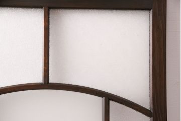 大正昭和初期のガラス戸をリペア&カスタム!設置場所に合わせてリサイズ。引き手を取り付け。ガラスの欠損箇所にダイヤガラスを組み入れ。吊り戸仕様に加工。チェスナットで着色し仕上げ。(引き戸、建具)