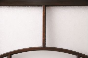 大正昭和初期のガラス戸をリペア&カスタム!設置場所に合わせてリサイズ。引き手を取り付け。ガラスの欠損箇所にダイヤガラスを組み入れ。吊り戸仕様に加工。チェスナットで着色し仕上げ。(引き戸、建具)