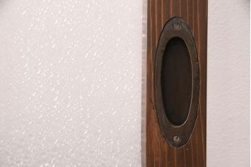 大正昭和初期のガラス戸をリペア&カスタム!設置場所に合わせてリサイズ。引き手を取り付け。ガラスの欠損箇所にダイヤガラスを組み入れ。吊り戸仕様に加工。チェスナットで着色し仕上げ。(引き戸、建具)