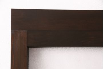 大正昭和初期のガラス戸をリペア&カスタム!設置場所に合わせてリサイズ。引き手を取り付け。ガラスの欠損箇所にダイヤガラスを組み入れ。吊り戸仕様に加工。チェスナットで着色し仕上げ。(引き戸、建具)