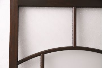 大正昭和初期のガラス戸をリペア&カスタム!設置場所に合わせてリサイズ。引き手を取り付け。ガラスの欠損箇所にダイヤガラスを組み入れ。吊り戸仕様に加工。チェスナットで着色し仕上げ。(引き戸、建具)